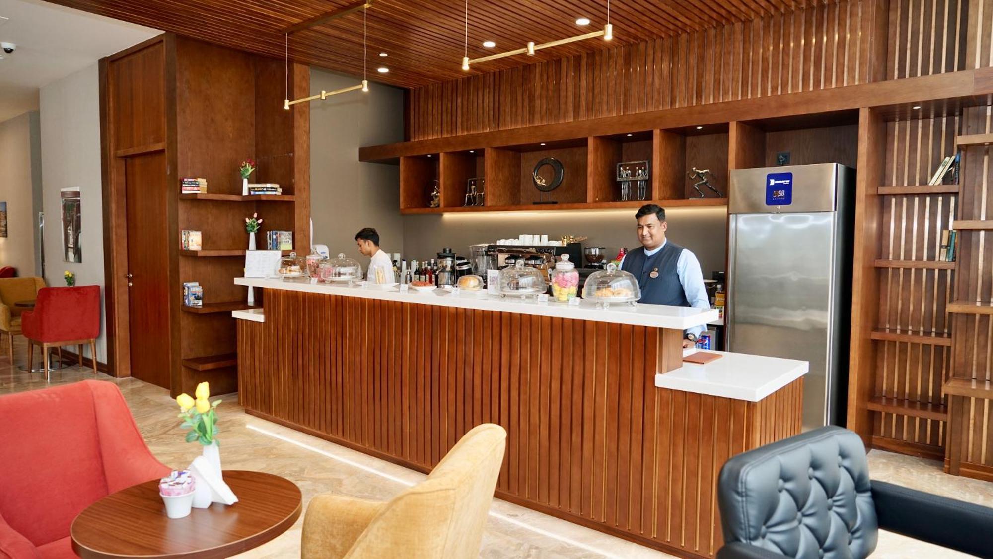 Kyriad Hotel Салалах Екстериор снимка