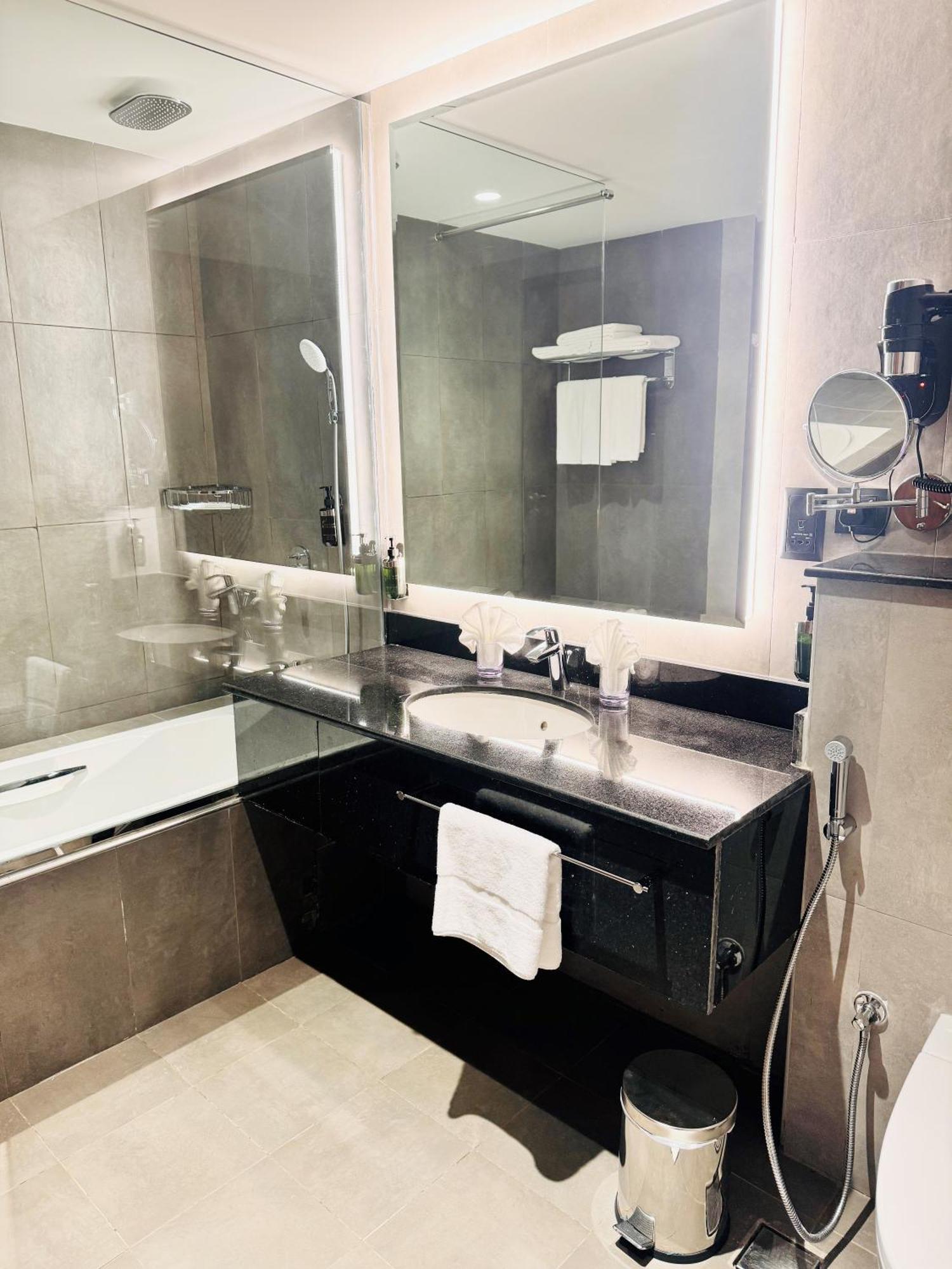 Kyriad Hotel Салалах Екстериор снимка