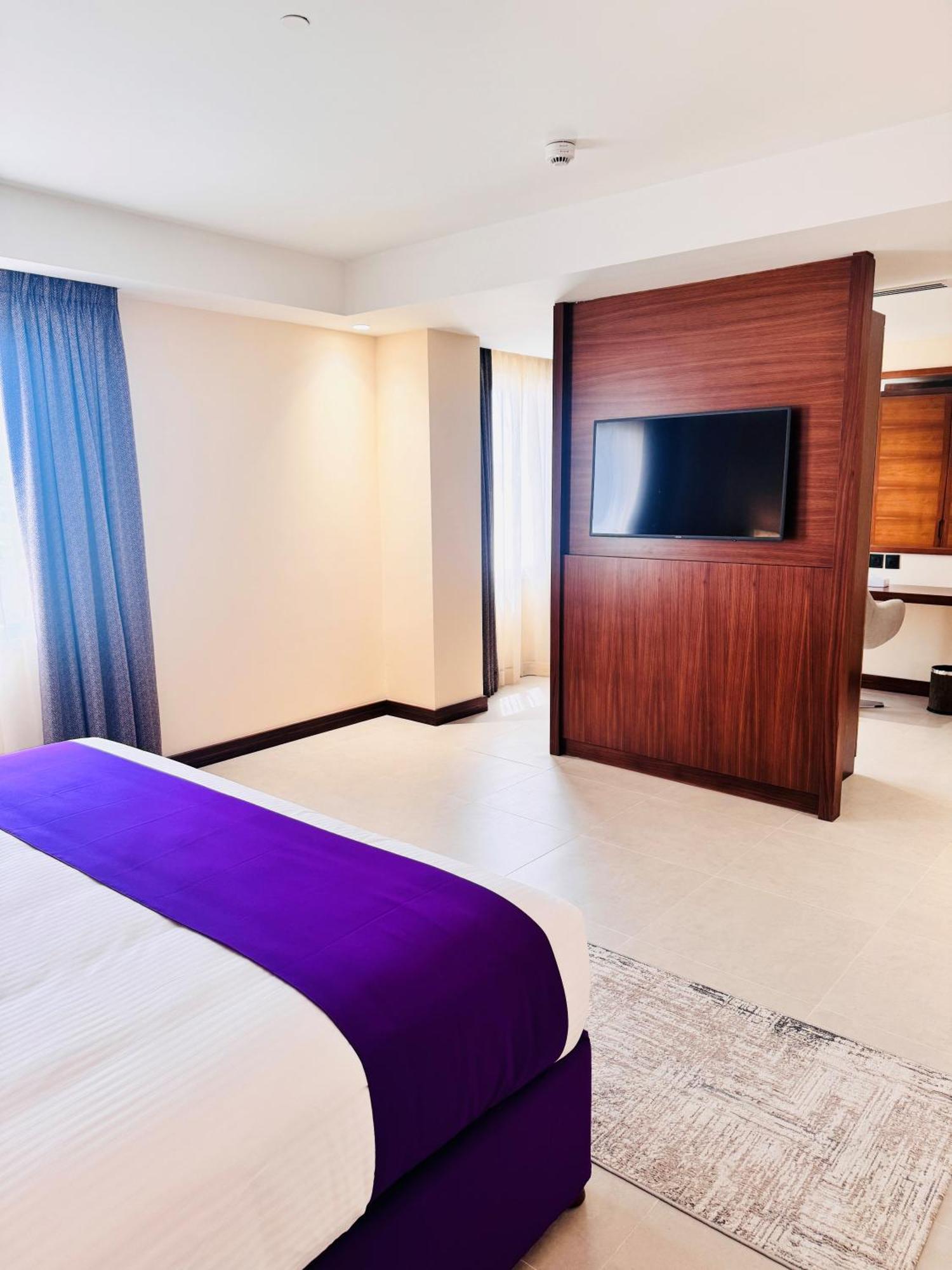 Kyriad Hotel Салалах Екстериор снимка